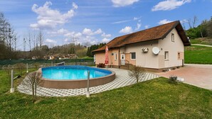 Une maison avec une piscine, une antenne parabolique et une antenne de télévision par satellite.