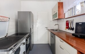Refrigerador, horno, lavavajillas y cafetera y tetera 