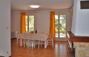 Dining - Cozy home in Rochefort Du Gard (Rochefort Du Gard)