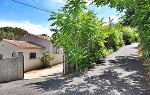 Property grounds - Cozy home in Rochefort Du Gard (Rochefort Du Gard)