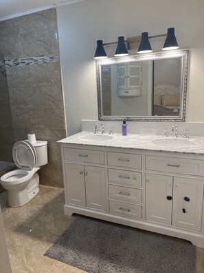 Douche, serviettes fournies, savon, papier de toilette
