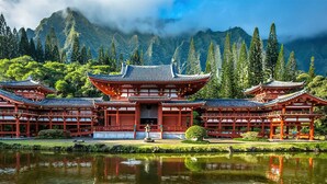 Ein traditioneller japanischer Tempel mit mehreren Gebäuden, einer Haupthalle und einem umliegenden Garten mit Teich.