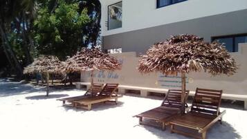 Chambre de luxe SUR LA PLAGE, 1 lit king | Terrasse/Patio