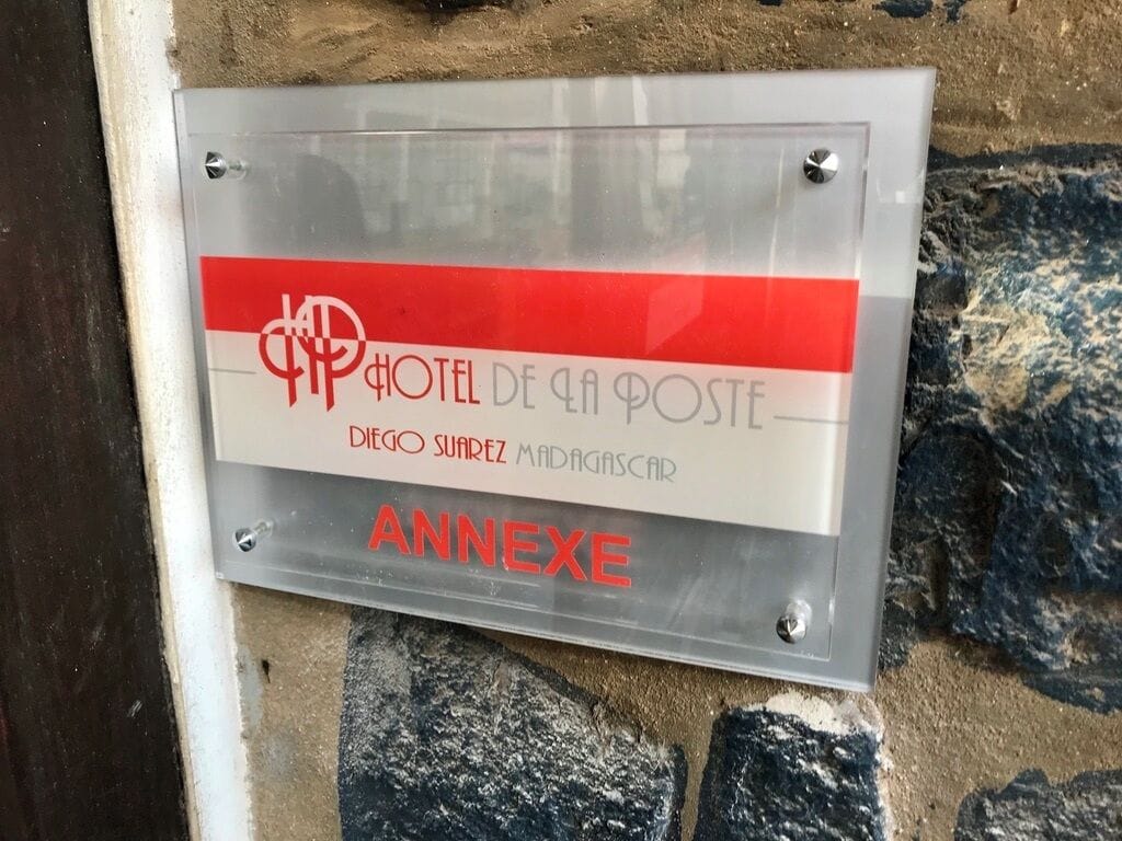 Señal del Hotel De La Poste en Diego Suarez, Madagascar, que indica que forma parte de la cadena hotelera Annexe.