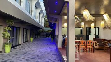 Chambre de luxe SUR LA PLAGE, 1 lit king | Terrasse/Patio