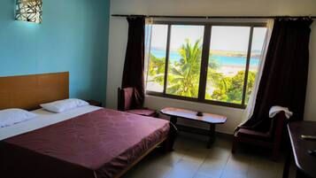 Comfort kamer | Een kluis op de kamer, individueel gemeubileerd, een bureau