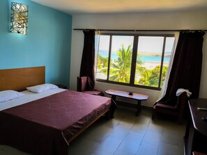 Annexe confort room | Safe på rommet, individuelt innredet, skrivebord og blendingsgardiner