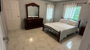 2 bedrooms, iron/ironing board, WiFi