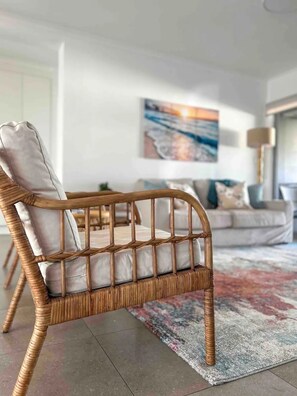 Una Smart TV, una chimenea, libros