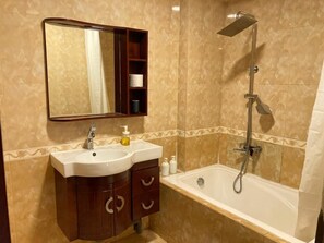 Chuveiro, bidê, toalhas de banho, sabonete