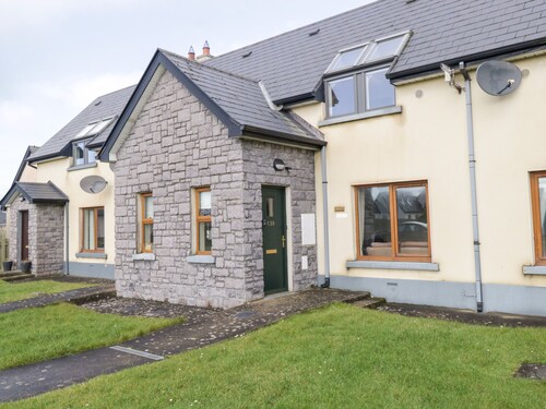 SEA BREEZE HOLIDAY HOME, family friendly in Enniscrone, County Sligo