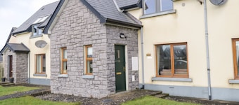 SEA BREEZE HOLIDAY HOME, family friendly in Enniscrone, County Sligo