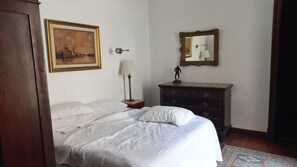5 bedrooms, WiFi, bed sheets - Spacious 5-bedroom house with AC and WiFi in gorgeous San Telmo, Buenos Aires. (Buenos Aires)