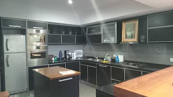Microondas, horno, placa de cocina, servilletas de papel