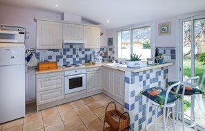 Kjøleskap, ovn, kokeplater og oppvaskmaskin