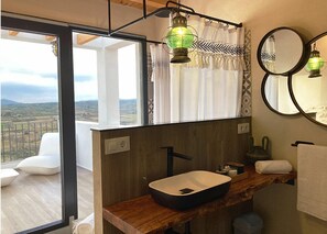 Een douche, een haardroger, handdoeken, zeep