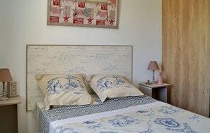 4 quartos, berço de viagem, roupa de cama