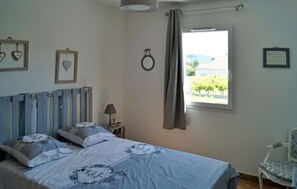 4 quartos, berço de viagem, roupa de cama