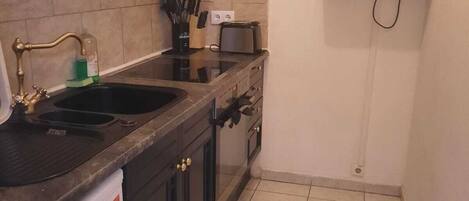 ثلاجة، ميكروويف، فرن، موقد طهي مسطح