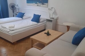 2 chambres, fer et planche à repasser, Wi-Fi, draps fournis