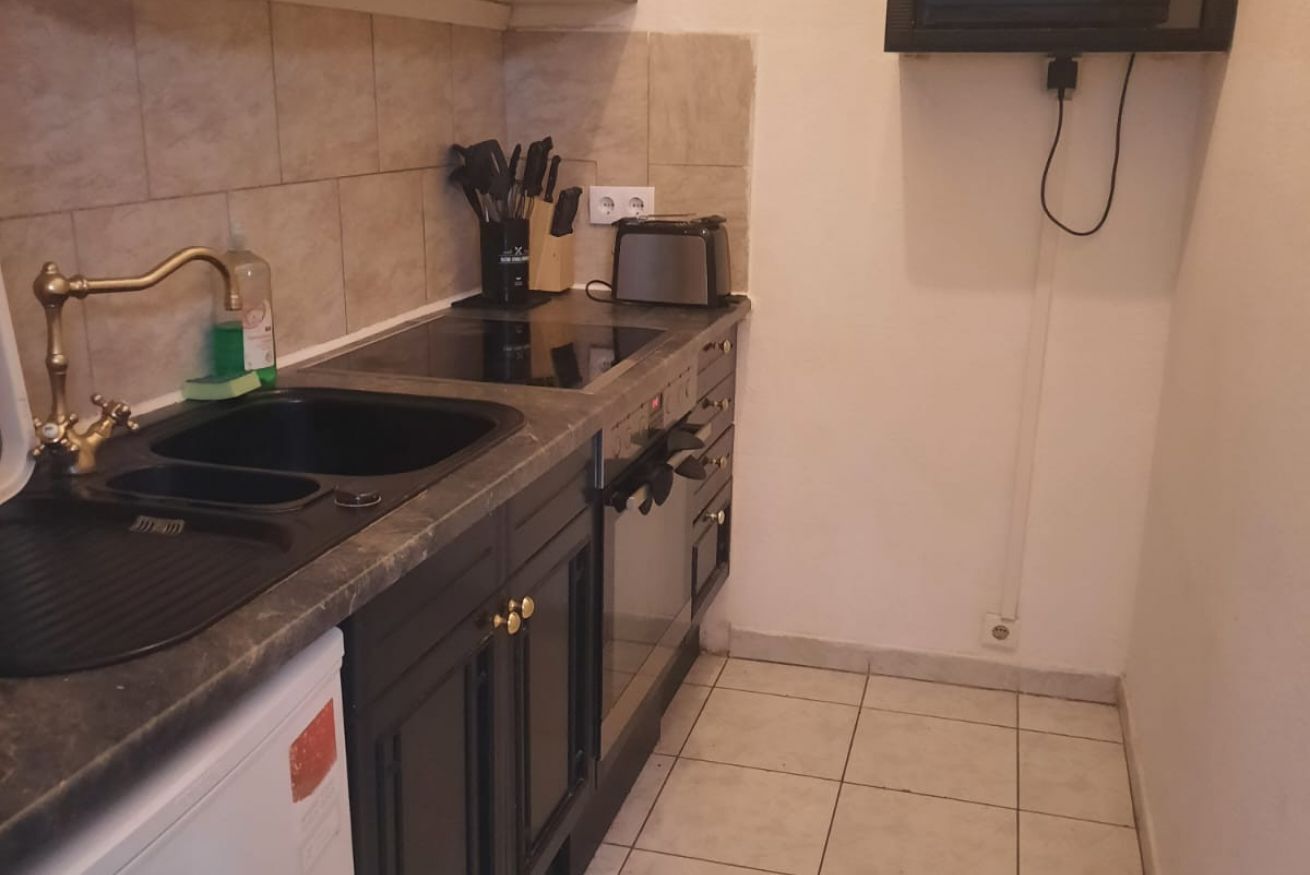 Eine Küche mit einem doppelten Spülbecken, einem Toaster und einem Messerblock.