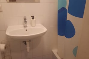 Shower, hair dryer, towels, soap - Peerles 2BR Apt. Perfectly Situated&Well Connected (Wien)