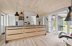 Kjøleskap, oppvaskmaskin og kaffetrakter/tekoker