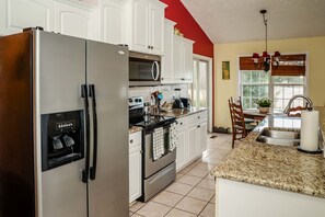Microwave, oven, stovetop, dishwasher - US Open House located in golfing community minutes from Pinehurst (Vass)