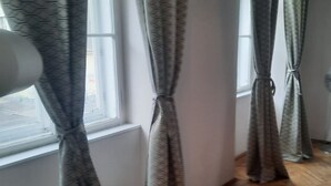A room with a window, curtains, and a radiator. - Metropolitan Charm: Stylish 2+1 Apt@ Vienna's Core (Vienna)