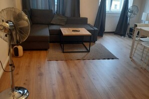 Smart TV - Metropolitan Charm: Stylish 2+1 Apt@ Vienna's Core (Vienna)