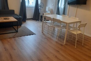Smart TV - Metropolitan Charm: Stylish 2+1 Apt@ Vienna's Core (Vienna)