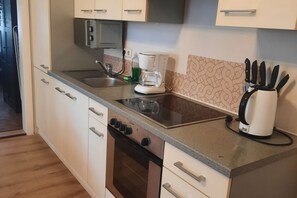 Fridge, microwave, oven, stovetop - Metropolitan Charm: Stylish 2+1 Apt@ Vienna's Core (Vienna)