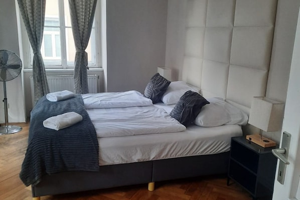 2 bedrooms, iron/ironing board, WiFi, bed sheets - Metropolitan Charm: Stylish 2+1 Apt@ Vienna's Core (Vienna)