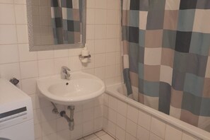 Douche, séchoir à cheveux, serviettes fournies, savon