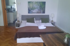 3 bedrooms, iron/ironing board, WiFi, bed sheets - Commodious 3BR Apt. Ideal for Families and Friends (Wien)