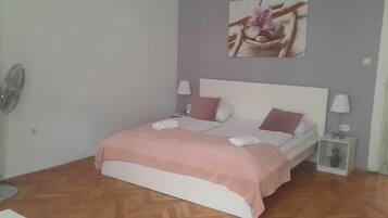 3 bedrooms, iron/ironing board, WiFi, bed sheets