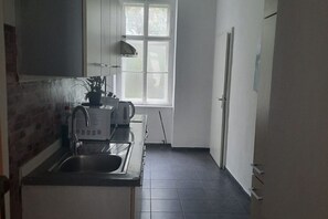 Mikrowelle, Ofen, Herdplatte, Wasserkocher mit Kaffee-/Teezubehör
