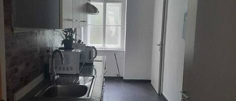 電子レンジ、オーブン、コンロ、コーヒー / ティーメーカー