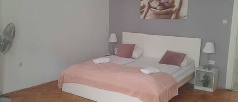 3 bedrooms, WiFi, bed sheets