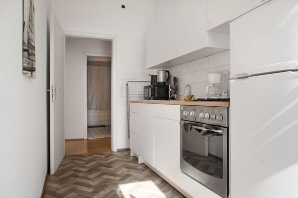 冷蔵庫、電子レンジ、オーブン、コンロ