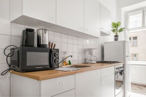 Fridge, microwave, oven, stovetop