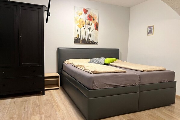 1 bedroom, WiFi, bed sheets