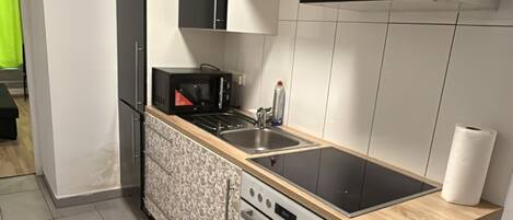 Jääkaappi, uuni, liesi, keittoastiat/astiat/ruokailuvälineet