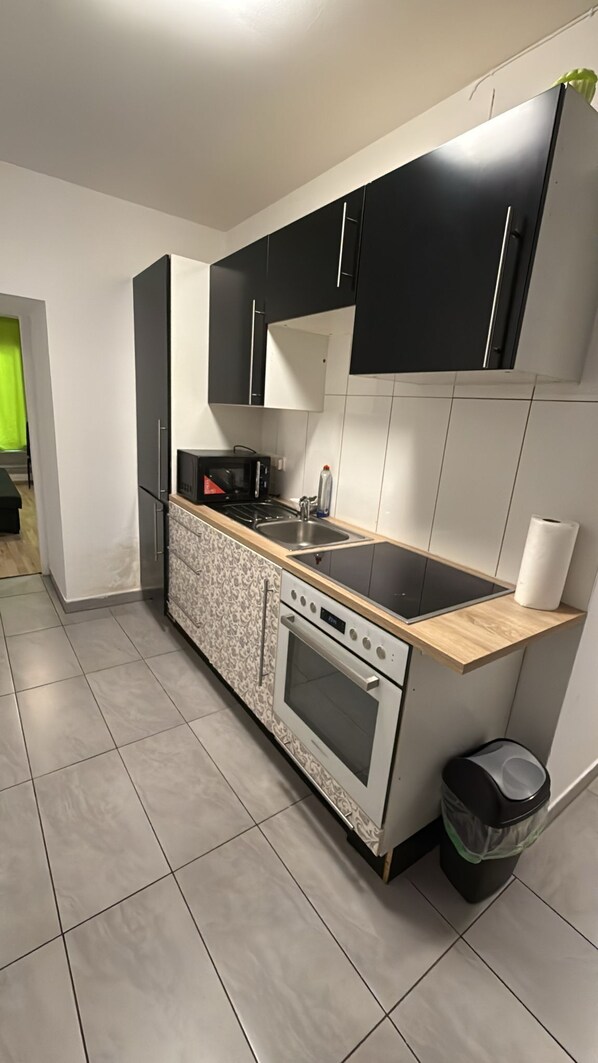 Jääkaappi, uuni, liesi, keittoastiat/astiat/ruokailuvälineet