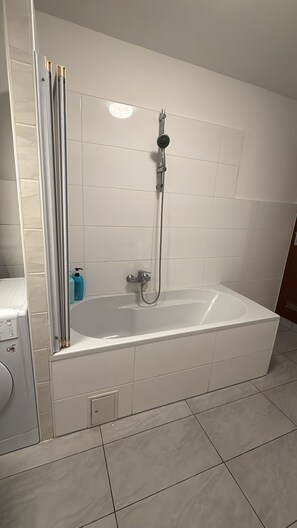 Regadera, secadora de cabello, toallas, jabón 