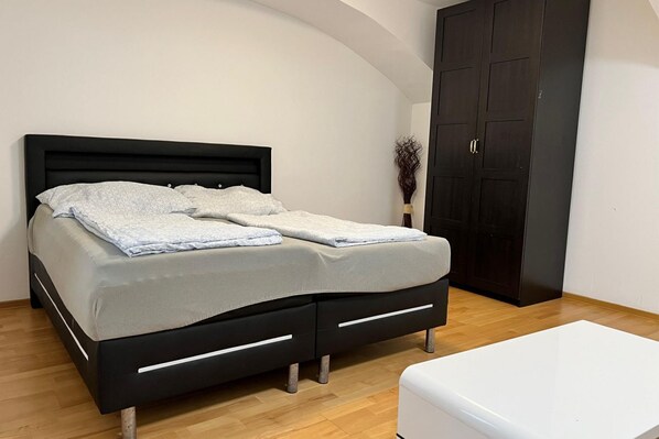 1 bedroom, WiFi, bed sheets