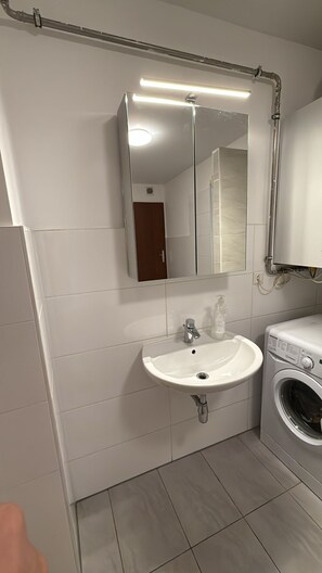 Suihku, hiustenkuivaaja, pyyhkeet, saippua