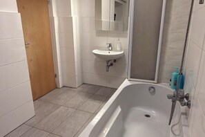 Shower, hair dryer, towels, soap - Cozy & Neat 1BR Apt. @ Prater Stern/Ferris Wheel (Wien)