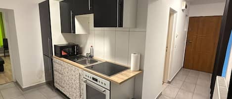 Réfrigérateur, four, plaque de cuisson, grille-pain