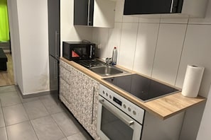 Réfrigérateur, un four, surface de cuisson, grille-pain